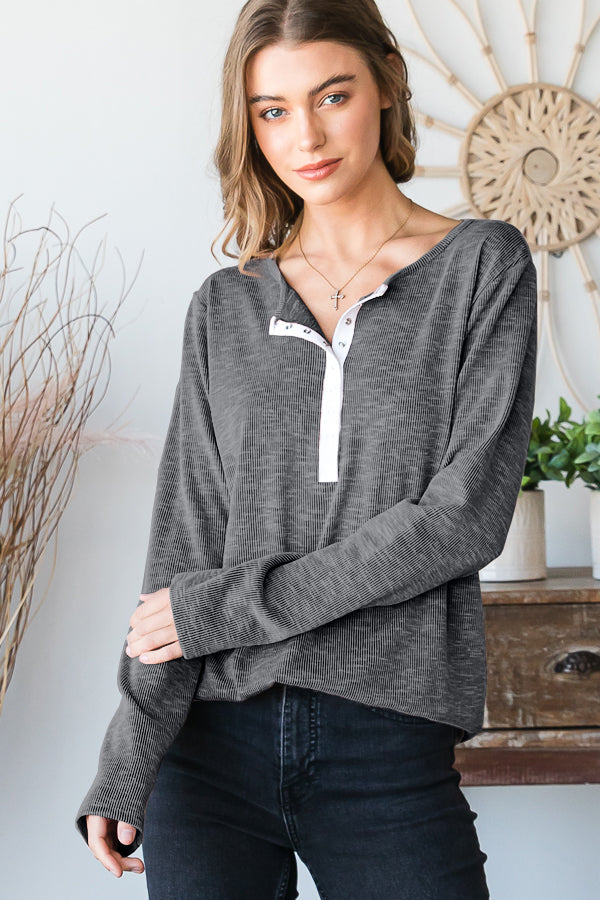SOLID RIBBED TOP WITH SNAP BUTTON